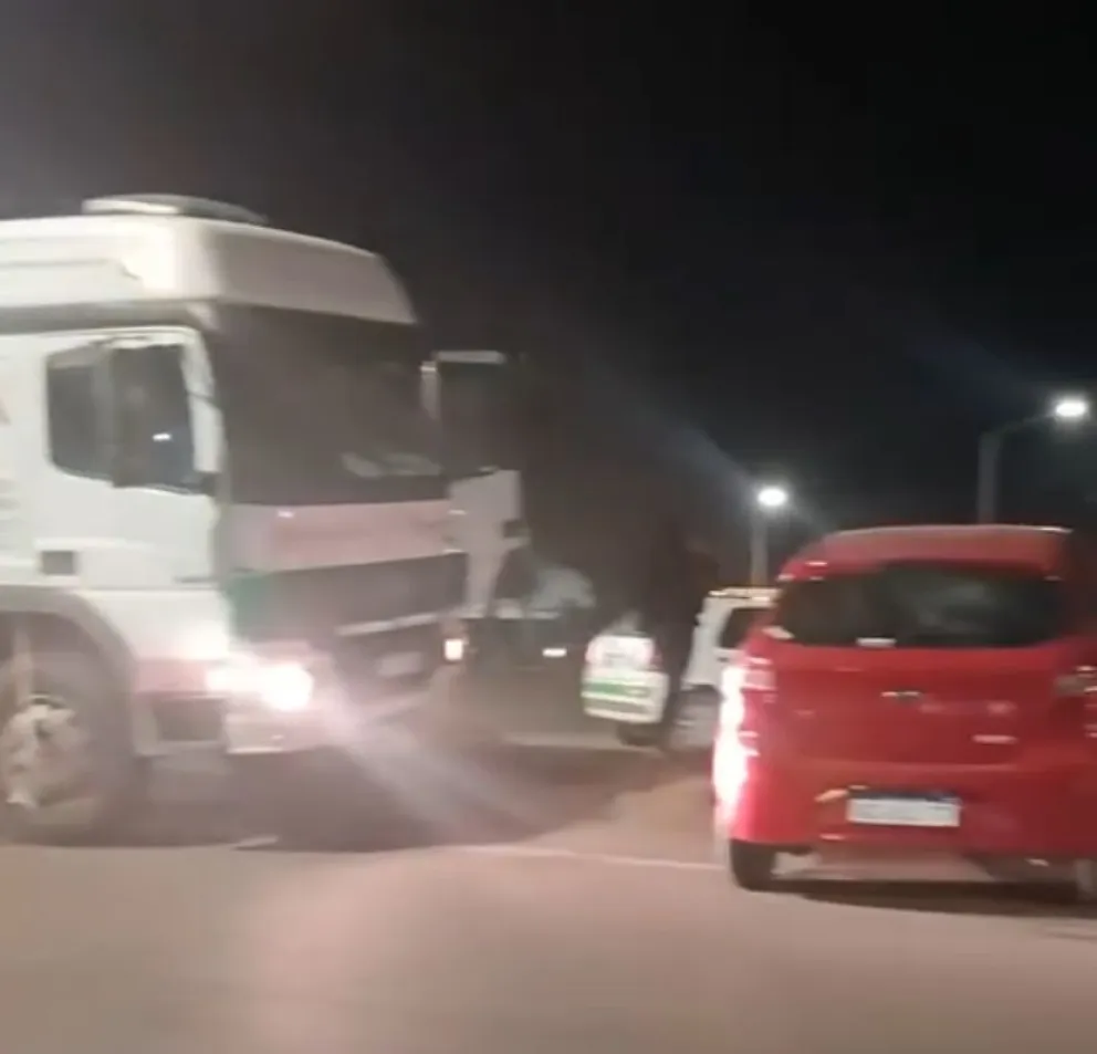 Un camión y un auto colisionaron en la rotonda de Ruta 22 y 151