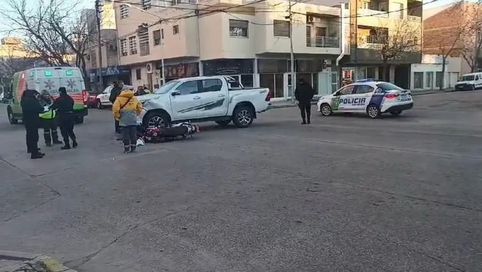 Siniestro vial en pleno centro entre una camioneta y una moto