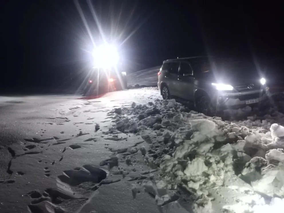 Vacaciones en la cordillera: una familia quedó varada en medio de la nieve