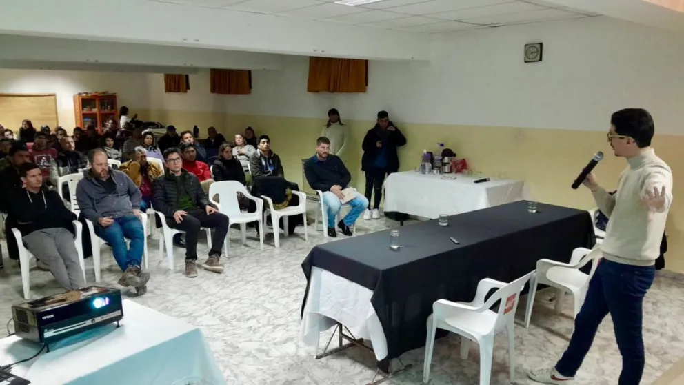 Charla sobre minería sustentable reúne a la comunidad en Jacobacci