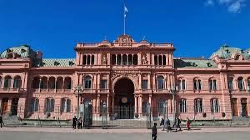 El Gobierno convocó a una mesa tripartita con la CGT y los empresarios