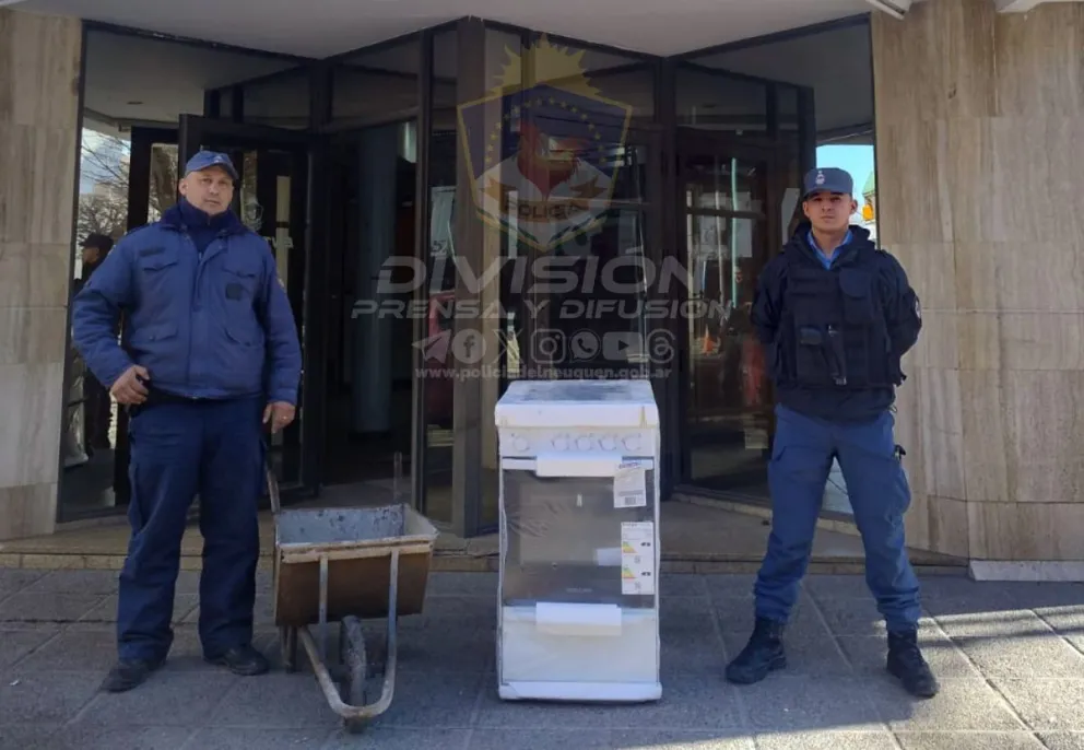 Insólito: se robaba una cocina a gas nueva cargada en una carretilla