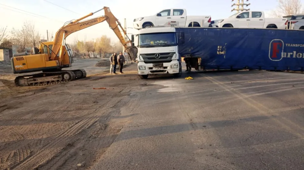 Casi cinco horas demandó el mega operativo para sacar a un camión mosquito y liberar la Ruta 151