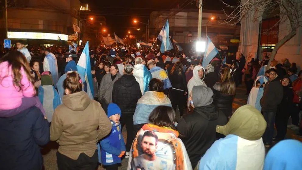 Las celebraciones de Argentina campeón en Cipolletti se vieron opacadas por varios enfrentamiento juveniles 