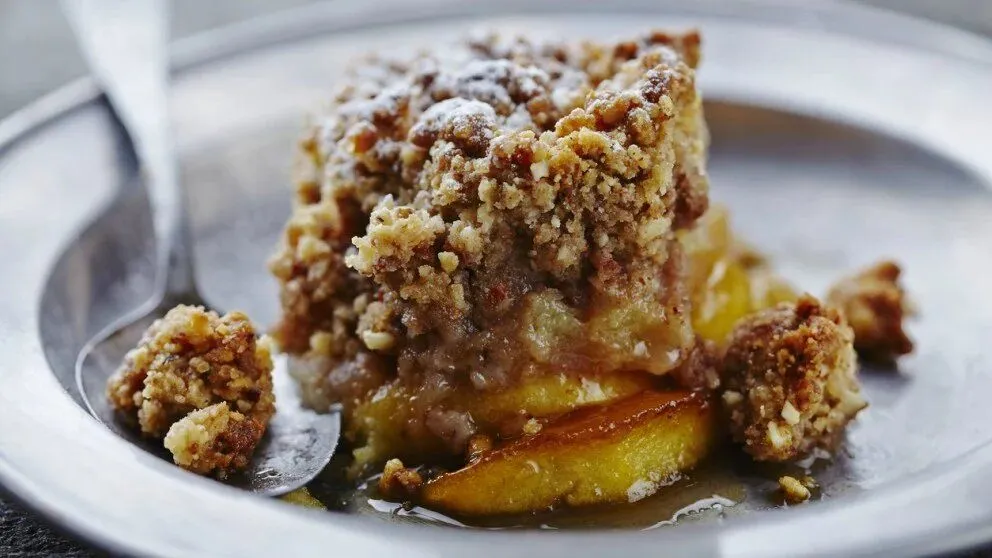 Paso a paso para hacer un crumble de manzanas y peras con masa de coco, ¡riquísimo!