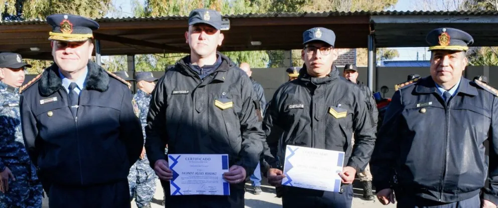 Policías Neuquinos recibieron reconocimiento por salvar a una mujer en el Río Limay