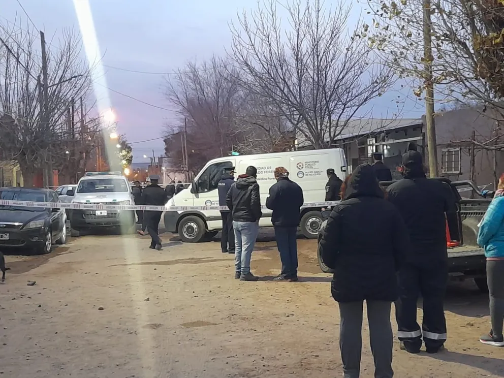 VIDEO: Una mujer de 26 años falleció en un incendio y un nene de 6 años está grave