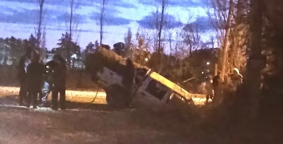 Una camioneta chocó, no alcanzó a frenar y terminó dentro de un canal