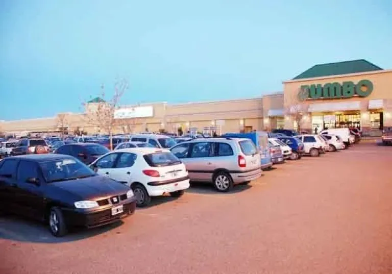 estacionamiento del supermercado Jumbo