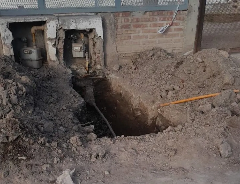 Un peligro: vecinos denuncian una zanja abierta y sin señalizar a metros de una escuela