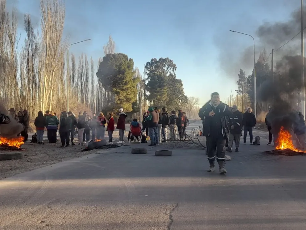 Trabajadores de ATE cortan la ruta 7 por la renovación de contratos
