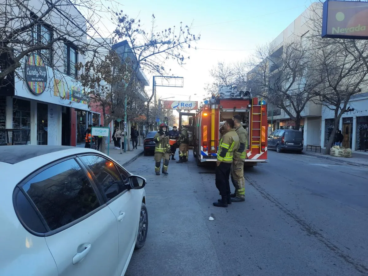 Bomberos trabajando en calle Roca | foto Marcela Hern&aacute;ndez