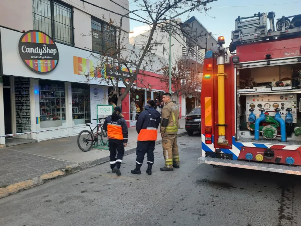 VIDEO: Chispazos y explosiones en un local comercial en pleno centro 