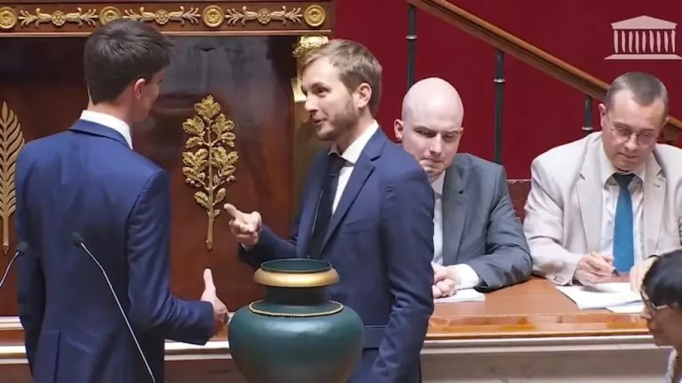 Tensión en el Parlamento frances: legisladores le negaron el saludo al diputado más joven de la ultraderecha