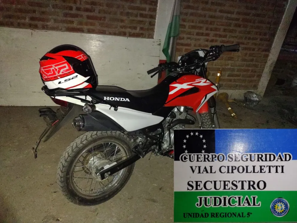 Atrapado entre frutales: secuestran moto y detienen al conductor por maniobras peligrosas