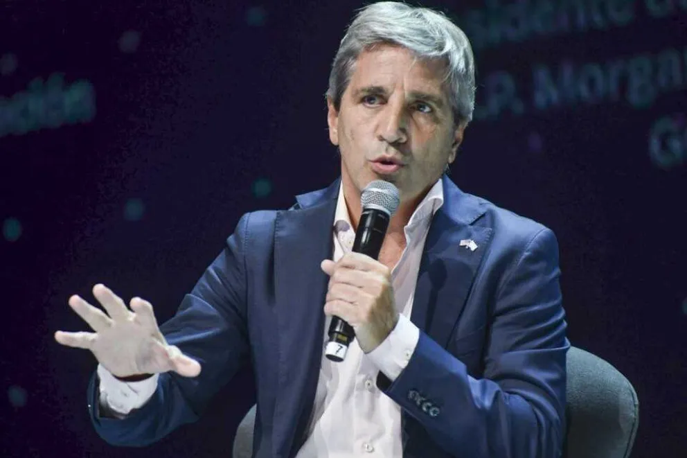 Caputo se defiende por sus cuentas en el exterior en dólares: "La gané trabajando"