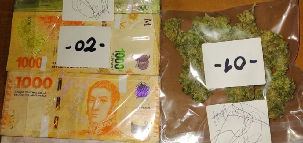 Agredió a una policía, usaba una moto robada y llevaba marihuana: ya fue entregado a sus padres
