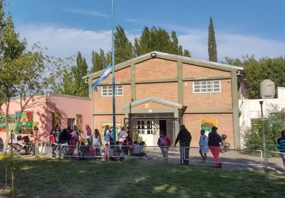 Apedrearon transporte escolar e hirieron a un alumno de la Escuela 109: reclaman seguridad