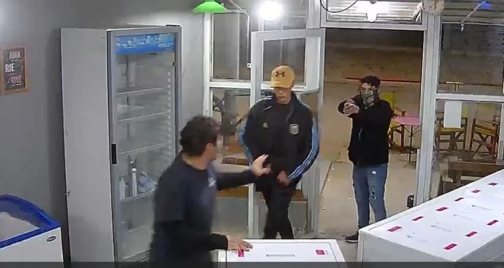 Video: quisieron asaltarlo logró defenderse pero luego volvieron con un arma 