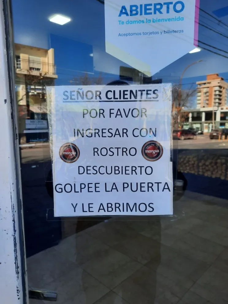 Una imagen que habla de la inseguridad: ingrese con la “cara descubierta”