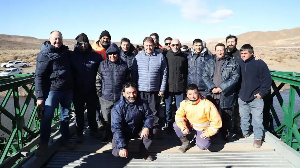 Los vecinos de Río Chico celebraron la reinauguración del puente que los conectará nuevamente a la provincia