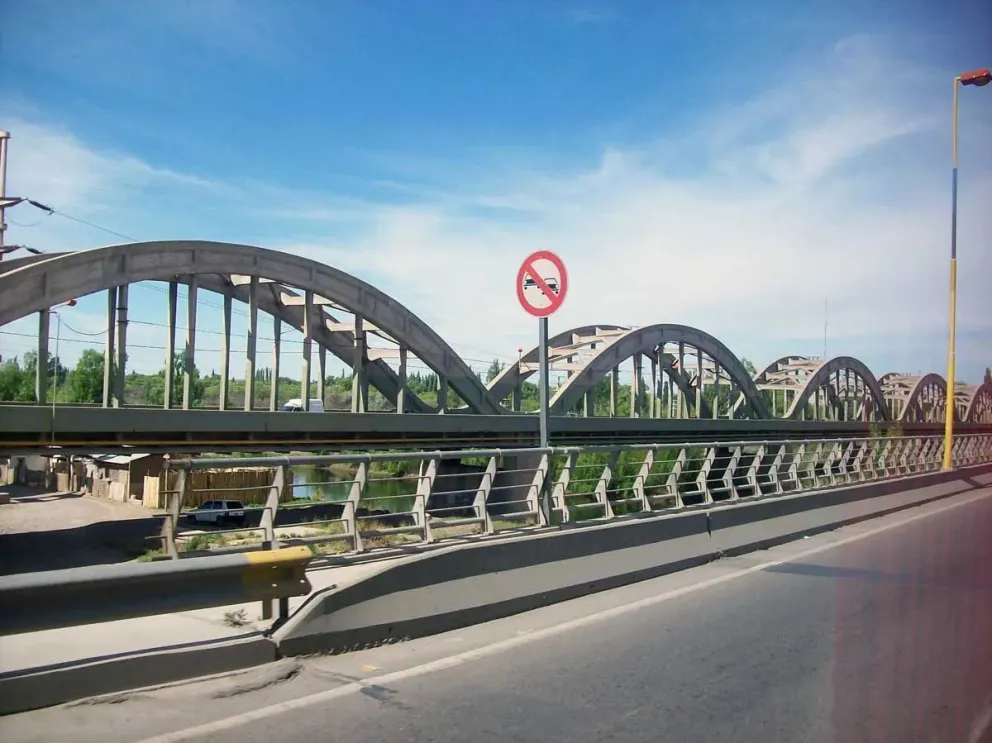 Violento robo con arma de fuego en el puente carretero