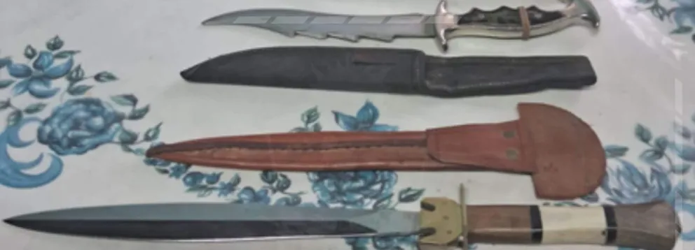 Efectivos policiales allanaron un domicilio y secuestraron una gran cantidad de elementos cortopunzantes 