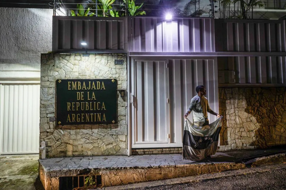 Continúan las negociaciones para el traslado de seis asilados en la Embajada en Caracas