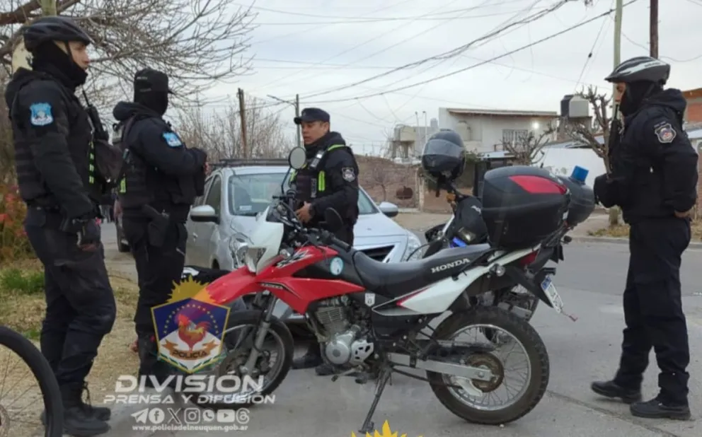 Robó, intentó escapar, se cayó de la moto y siguió corriendo