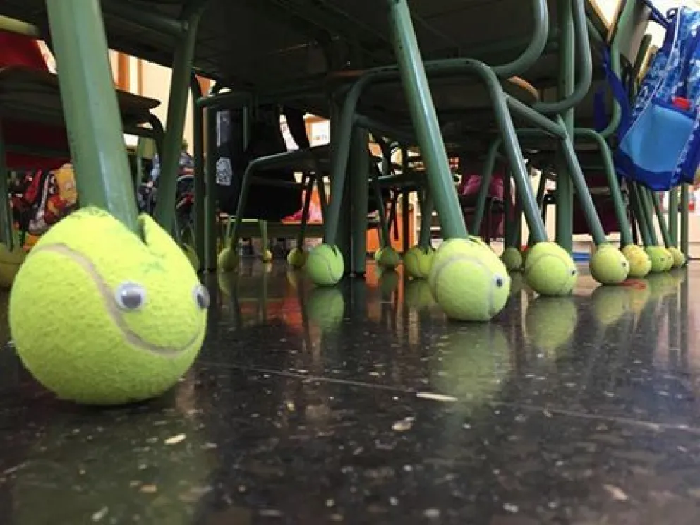 Campaña solidaria: tiene autismo y sus compañeros juntan pelotitas de tenis para reducir el ruido en el aula