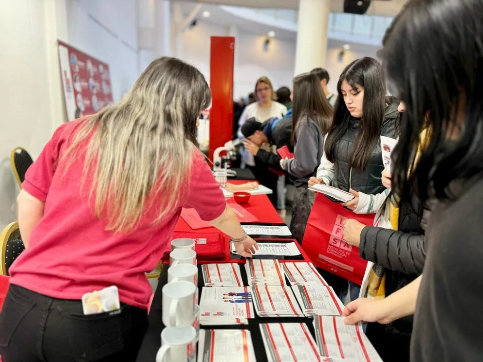 Buteler inauguró la Expo Vocacional y destacó la inversión de YPF como fuente de trabajo en la provincia