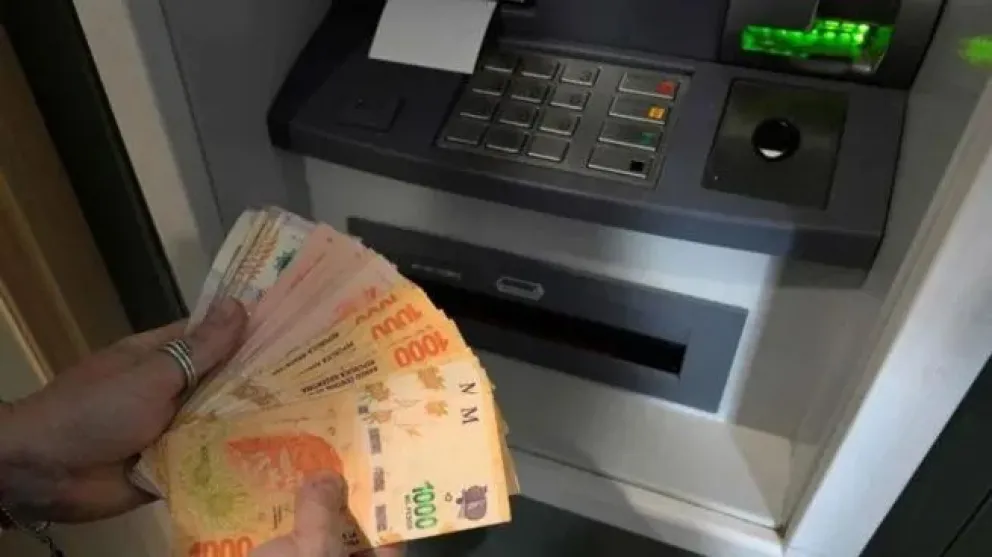 Robo en cajero automático: detuvieron a  un hombre que retiró dinero de una tarjeta olvidada en Cipolletti