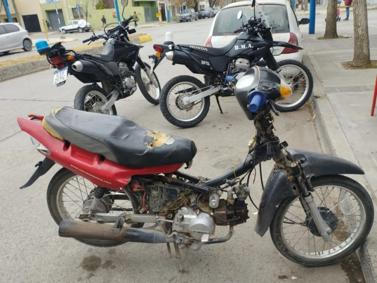 Una de las motocicleta con pedido de secuestro en General Roca  detenida