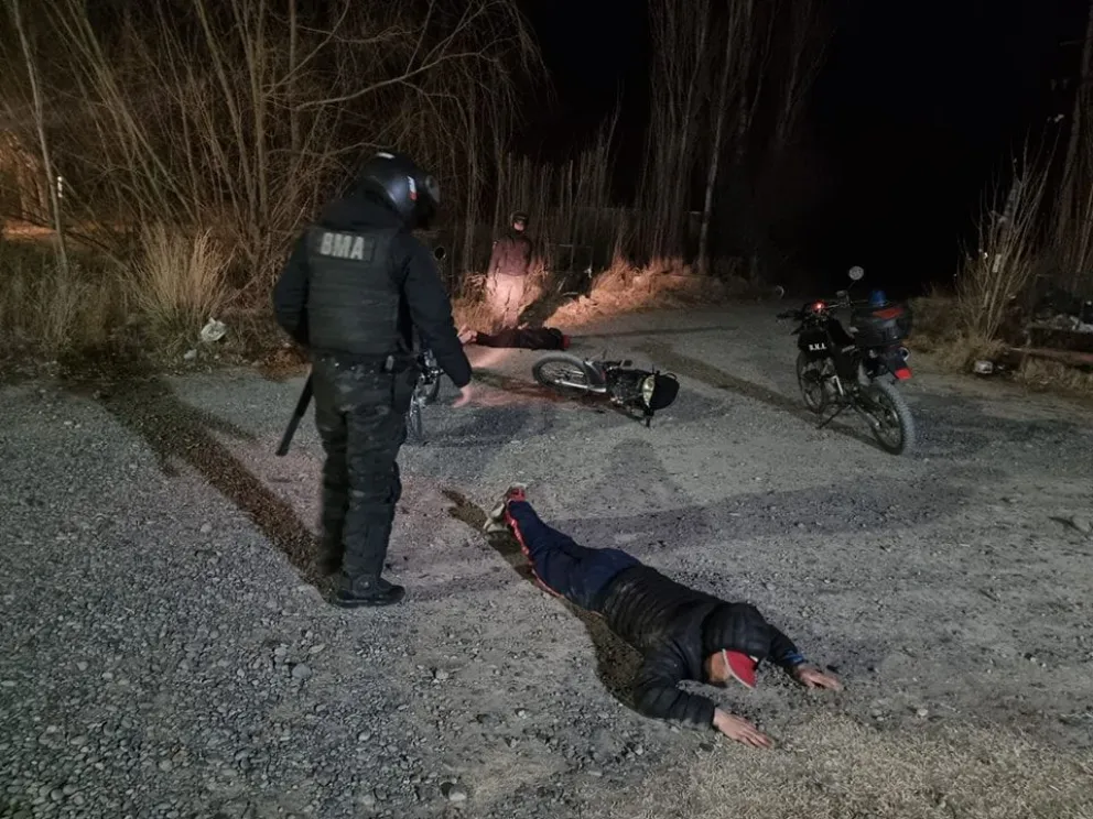 Detienen a sujetos que portaban un pistolón y dos tumberas