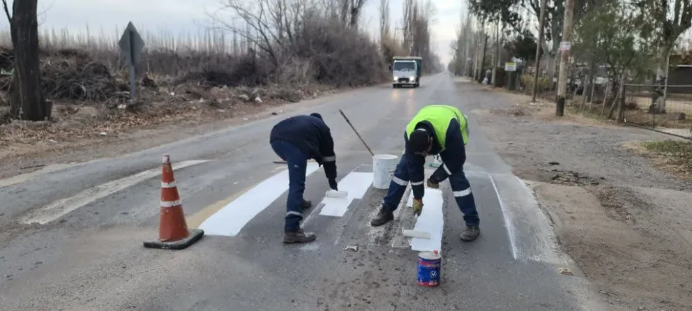 Avanzan las tareas de señalización vial y cambio de cartelería en la ciudad