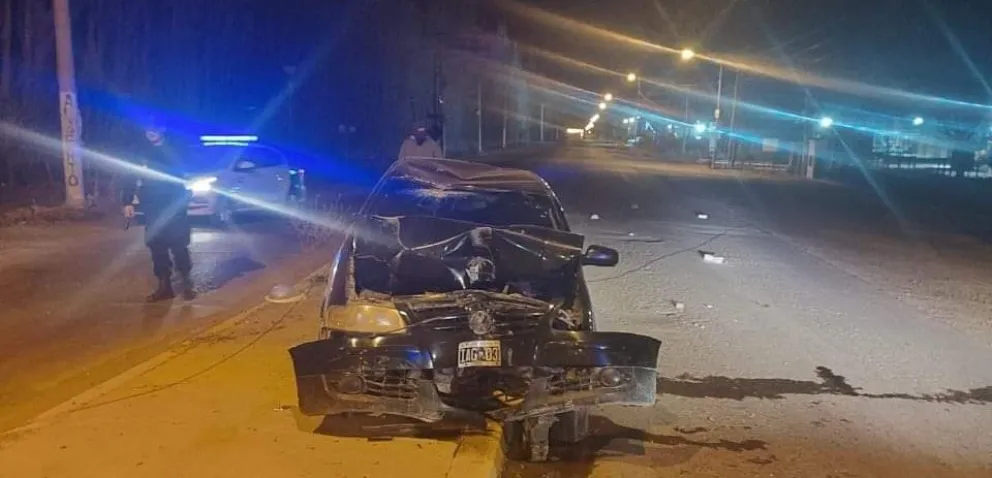 Gran fin de semana policial en una ciudad del Alto Valle: en una misma madrugada, volco un auto y una moto fue secuestrada