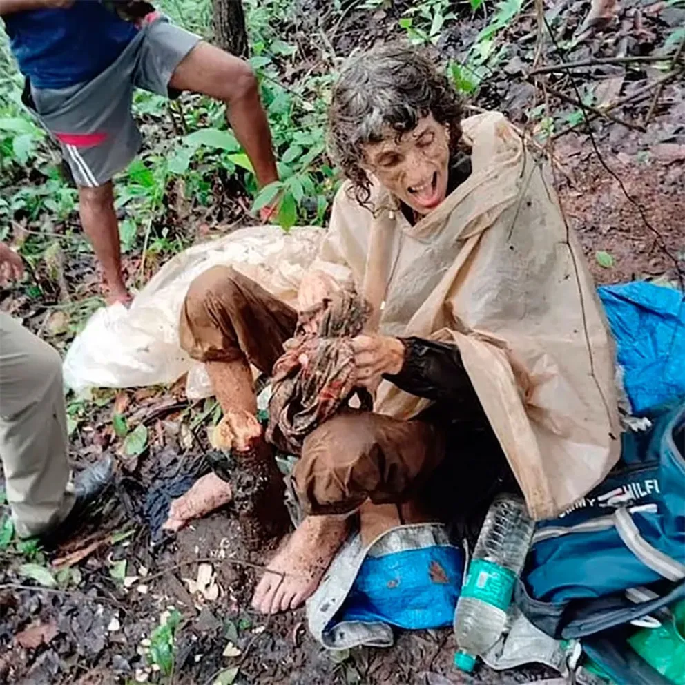 India: hallaron a una norteamericana desnutrida y atada a un árbol en un bosque y culpó a su esposo
