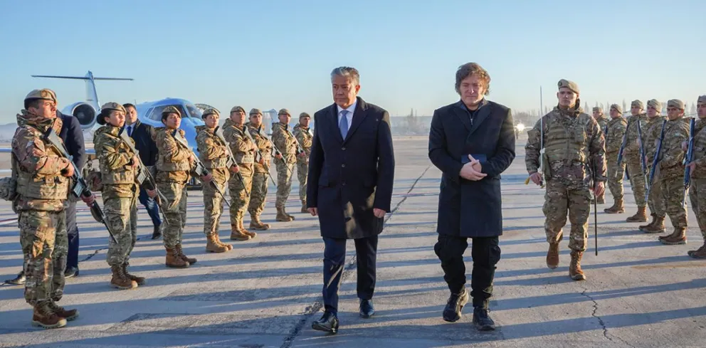Milei llegó al Alto Valle, fue recibido por las autoridades y ahora continúa su agenda