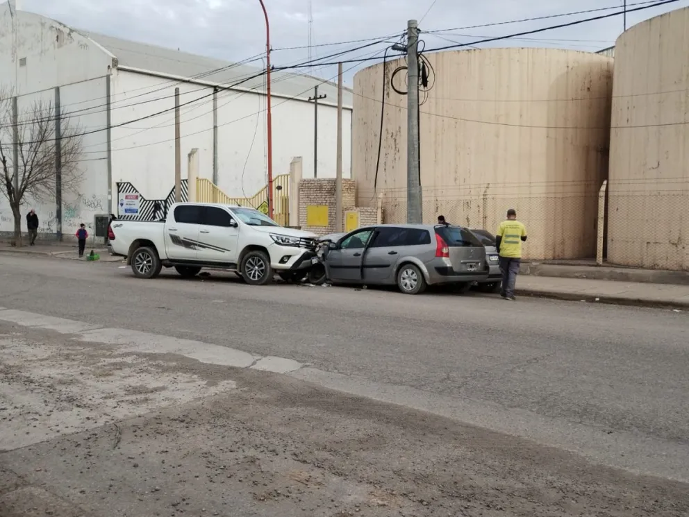 Fuerte choque en calle tres Arroyos: una camioneta impactó con varios vehículos
