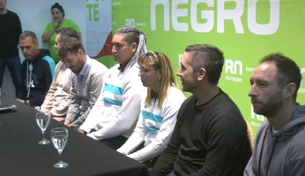 Hern&aacute;n Urra y Milagros Gonz&aacute;lez, oriundos de Cinco Saltos fueron homenajeados en el Complejo Cultural antes de partir a Francia