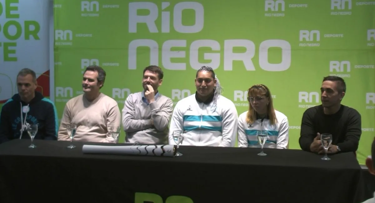 Homenaje con la antorcha ol&iacute;mpica en el Complejo Cultural Cipolletti