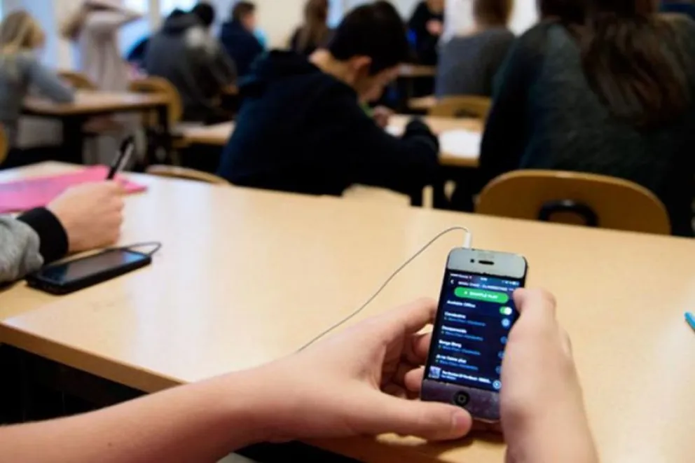 ¿Por qué prohibir el uso de los celulares en las aulas mejora el rendimiento académico?