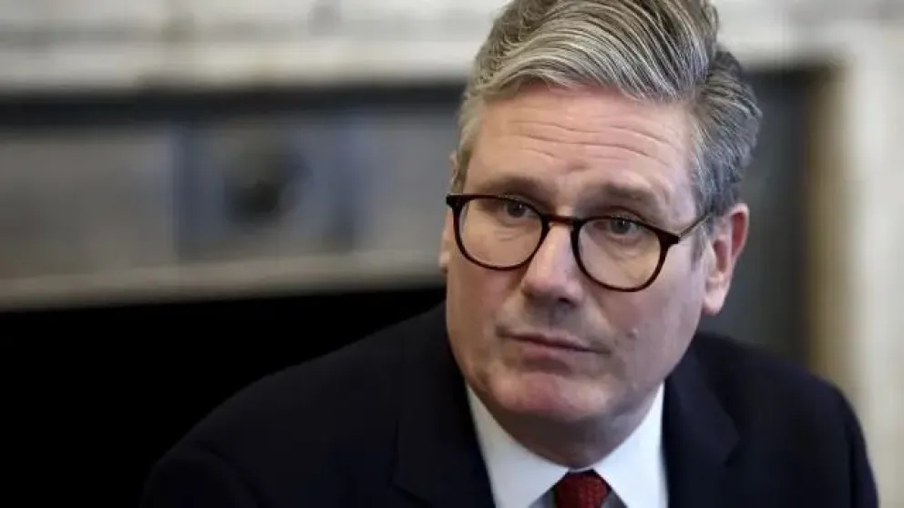 Starmer se enfrenta a su primera crisis por los disturbios violentos alentados por la extrema derecha