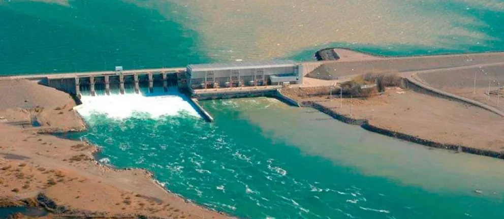 La represa de El Chocón sigue siendo operada por la multinacional ENEI, debido a la prórroga de las concesiones. ORSEP es el organismo encargado de fiscalizar la seguridad. Foto: archivo.