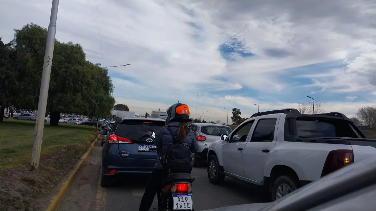 Largas filas de veh&iacute;culos en el egreso de Neuqu&eacute;n a Cipolletti
