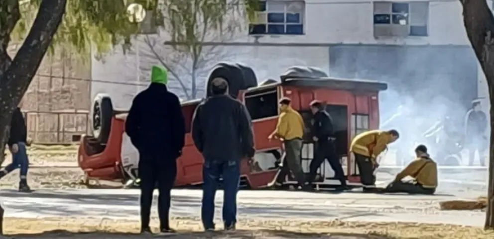 Grave accidente en ruta chica: volcó una autobomba de los bomberos voluntarios y dejó varios heridos