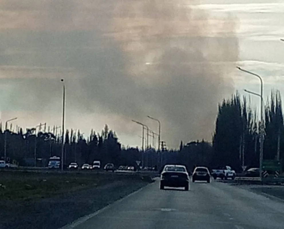 Incendio en Cinco Saltos - Cuatro dotaciones de Bomberos trabajan en el lugar