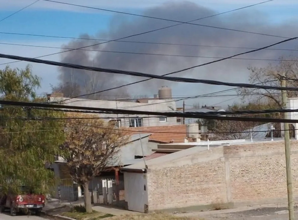 Importante incendio en Cinco Saltos: trabajan cuatro dotaciones de bomberos