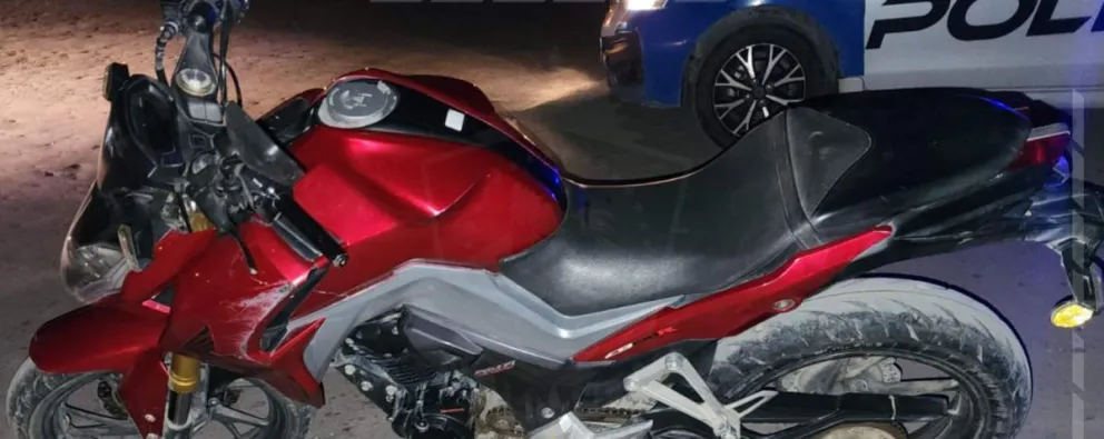 Lo detuvieron mientras circulaba en una motocicleta robada, sin luces ni casco