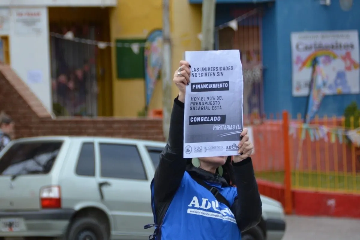 Adunc en reclamo salarial en la UNCo
